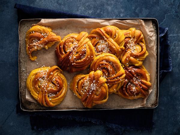 På bilden syns ett fat med lussebullar