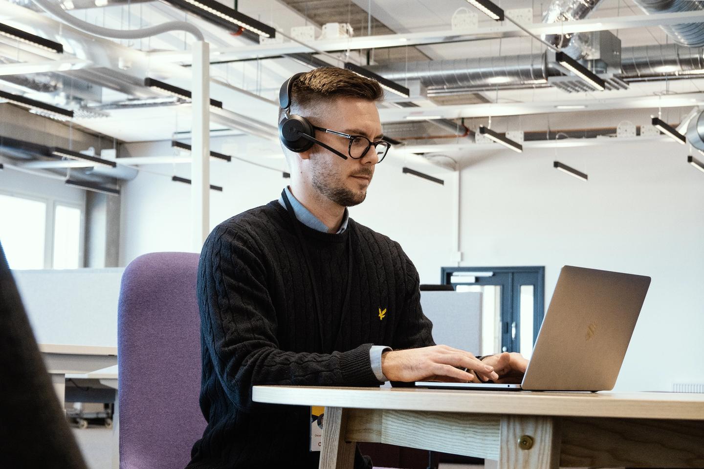 Odan asiakaspalvelija Oscar työskentelemässä kannettavalla tietokoneella.