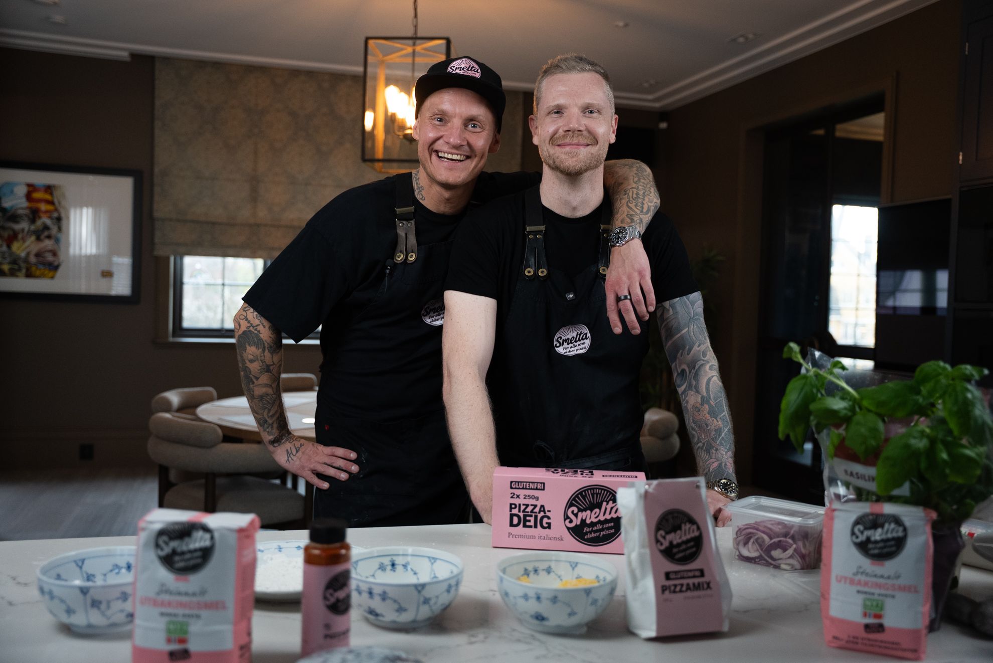 På bildet syns to personer fra Smelta