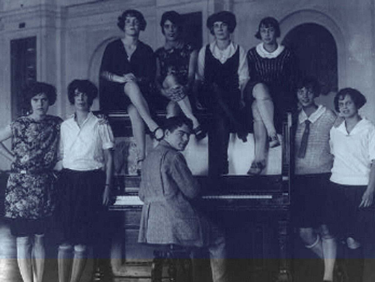 Group of people from the roaring 20s
