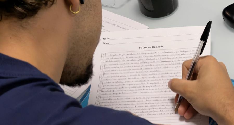 Redação ENEM: como dominar o eixo temático da saúde e treinar do jeito certo