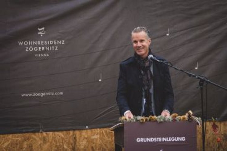 Hermann Rauter hält eine Rede auf einem Podium