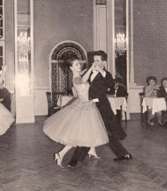 Schwarz/Weiß Foto von einem jungen Paar das im Ballsaal tanzt