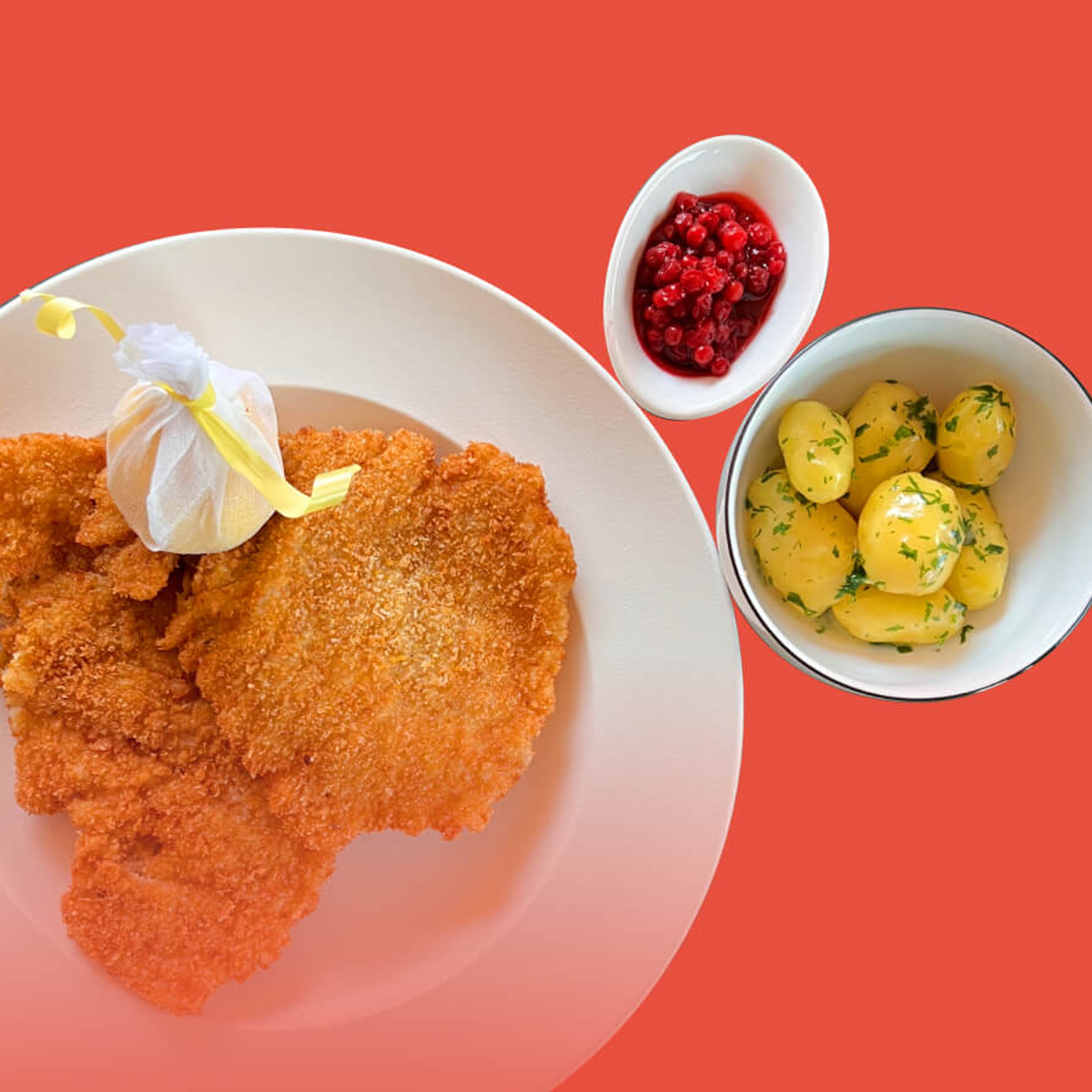 Schnitzel Petersilkartoffeln und Preiselbeermarmelade