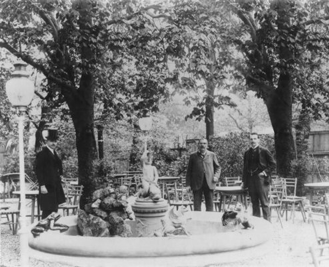 Altes schwarz/weiß Foto von 3 Männern im Garten von Casino Zögernitz