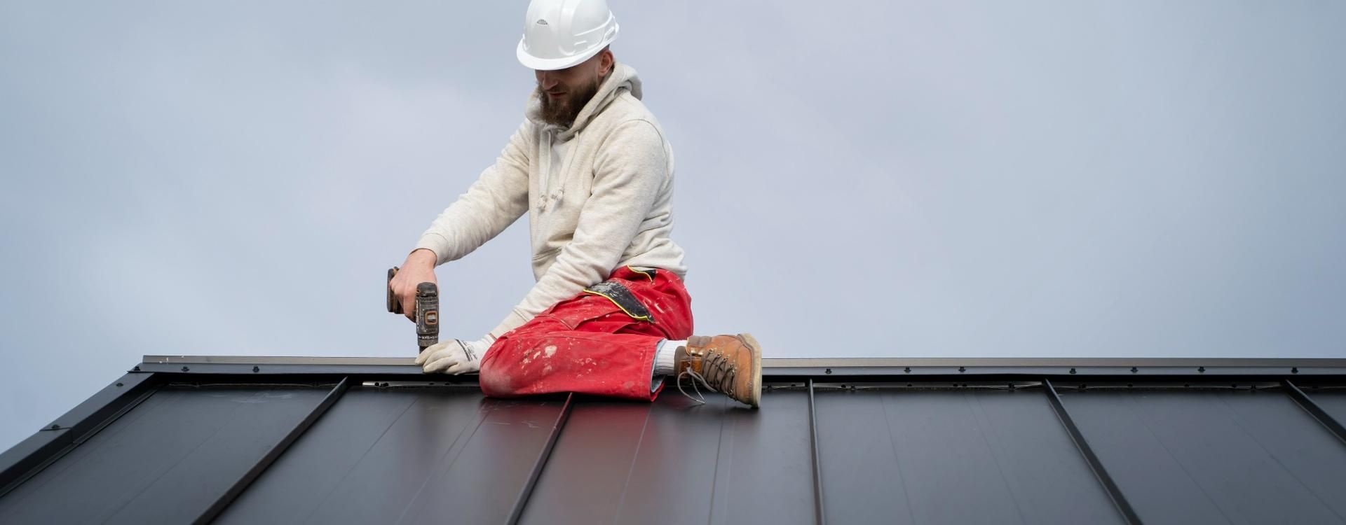 Man_Working_With_Protection_Helmet_Dach_Daemmen_cropped