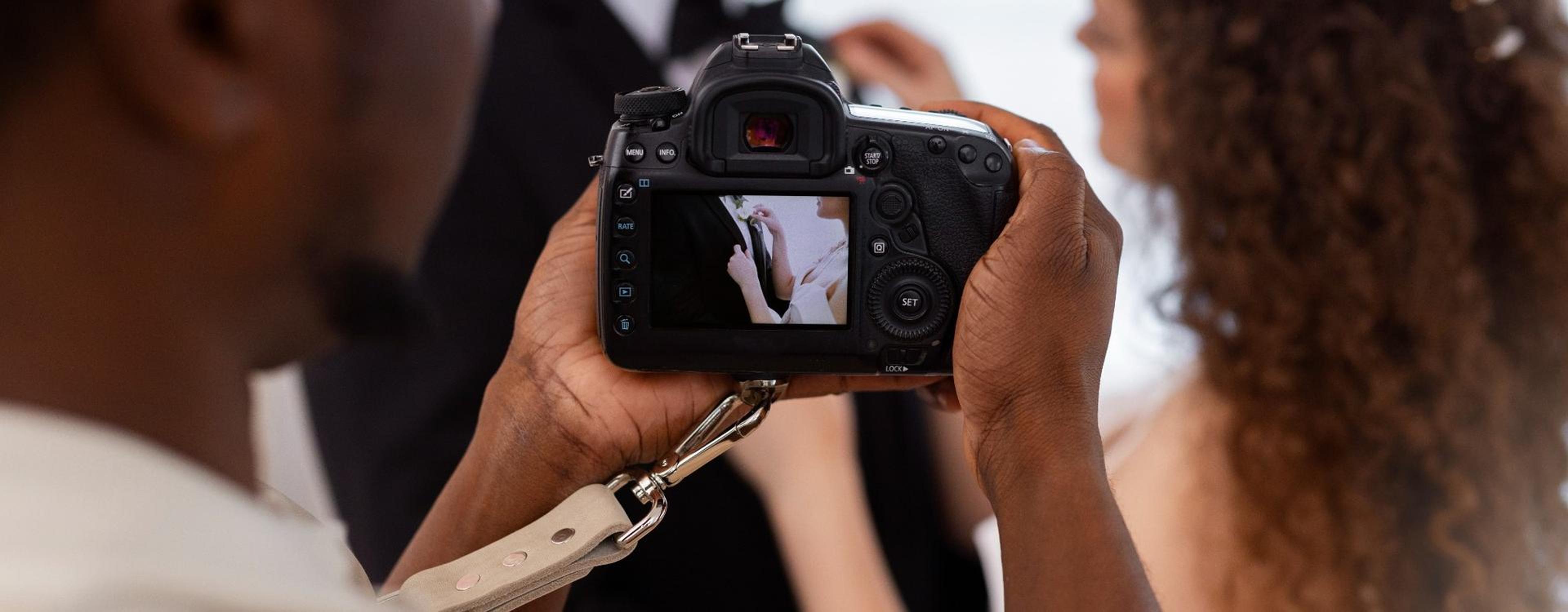 Fotógrafo de bodas tomando una foto de los recién casados.