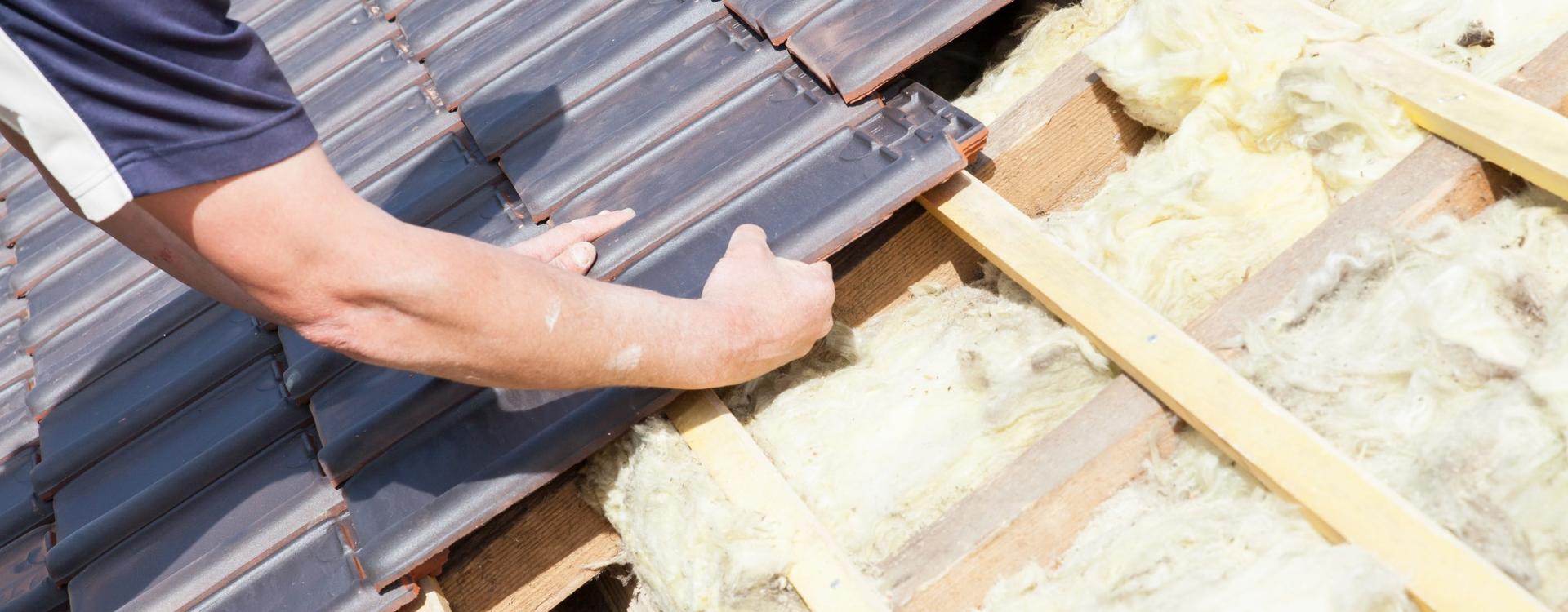 Roofer_Laying_Tile_Roof_Dach_Daemmen_cropped