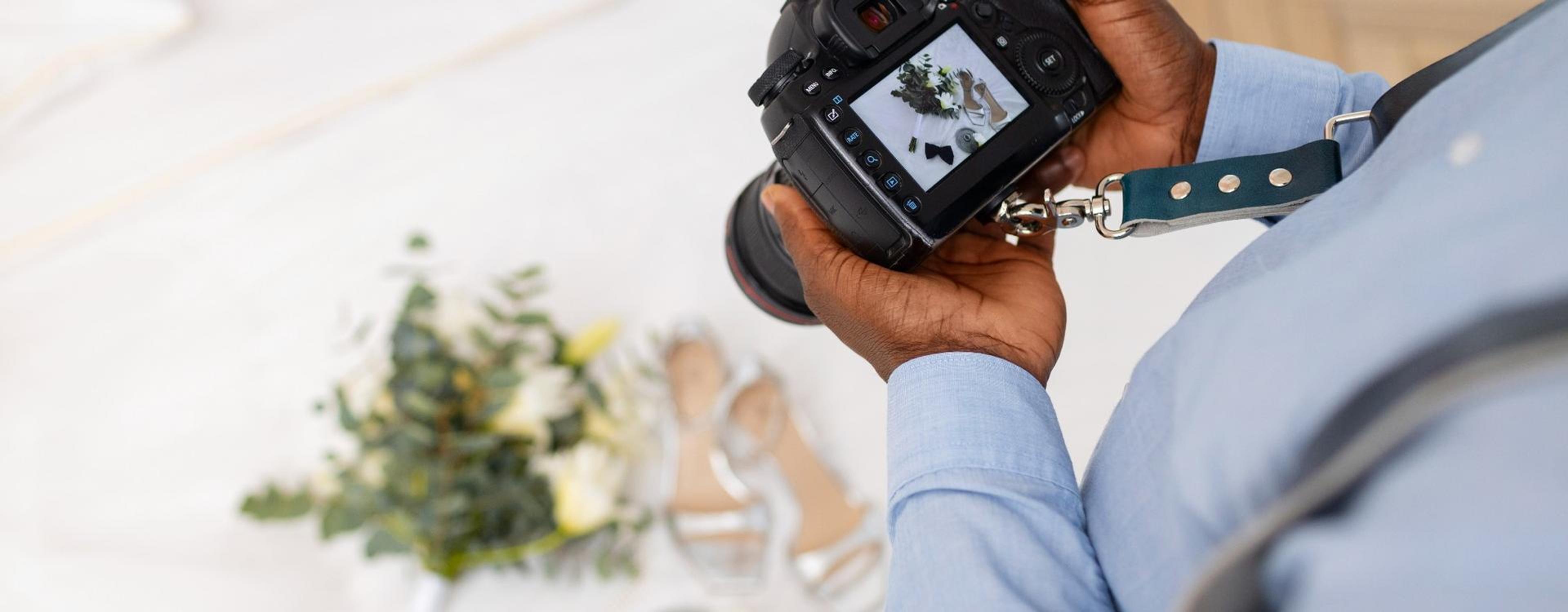 Fotógrafo de bodas capturando el ramo de flores de la novia.