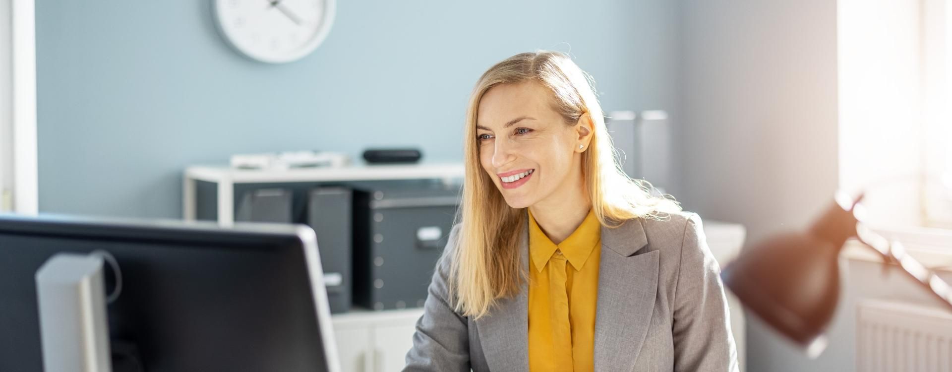 Steuerberater_für_Einzelunternehmen_Kosten_Frau_am_Computer