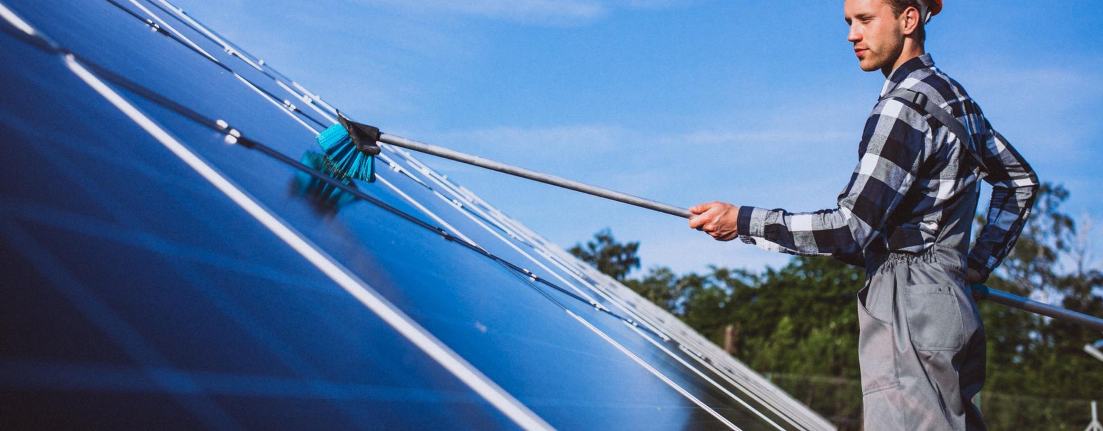 Zonnepanelen schoonmaken