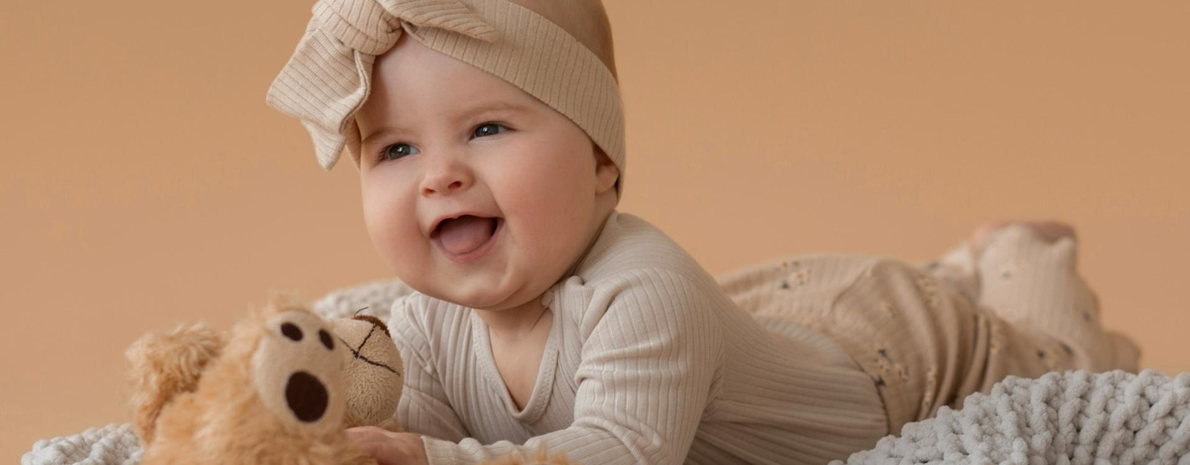babyshooting_Kosten_CuteBaby_Stofftier_SchoenesLachen