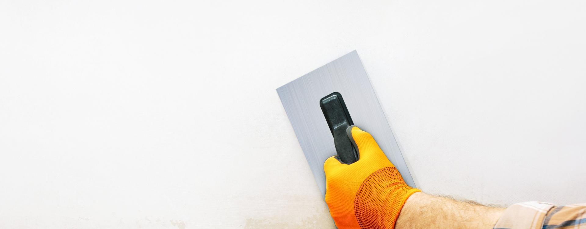 bauarbeiter-wand-verputzen-kosten