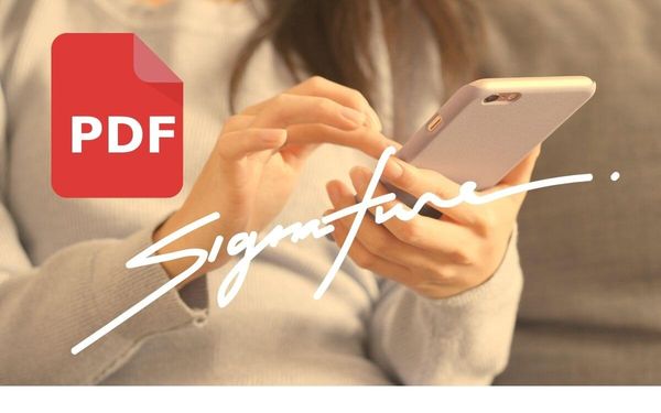 Person som signerer en PDF på mobilen