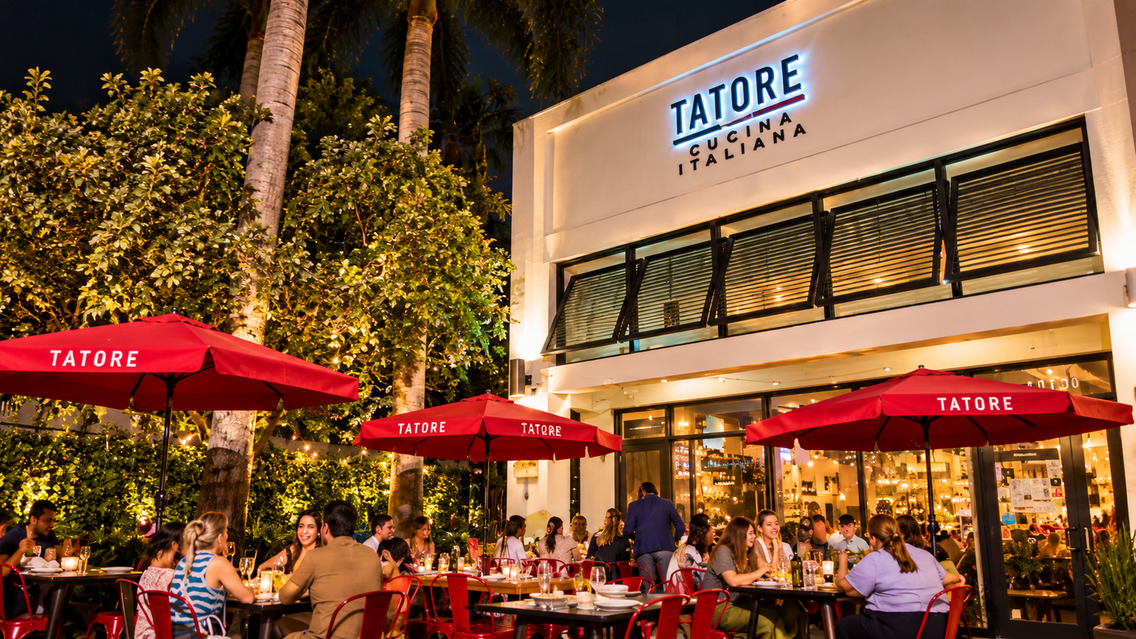 Terraza del restaurante Tatore en North Miami Beach durante la noche