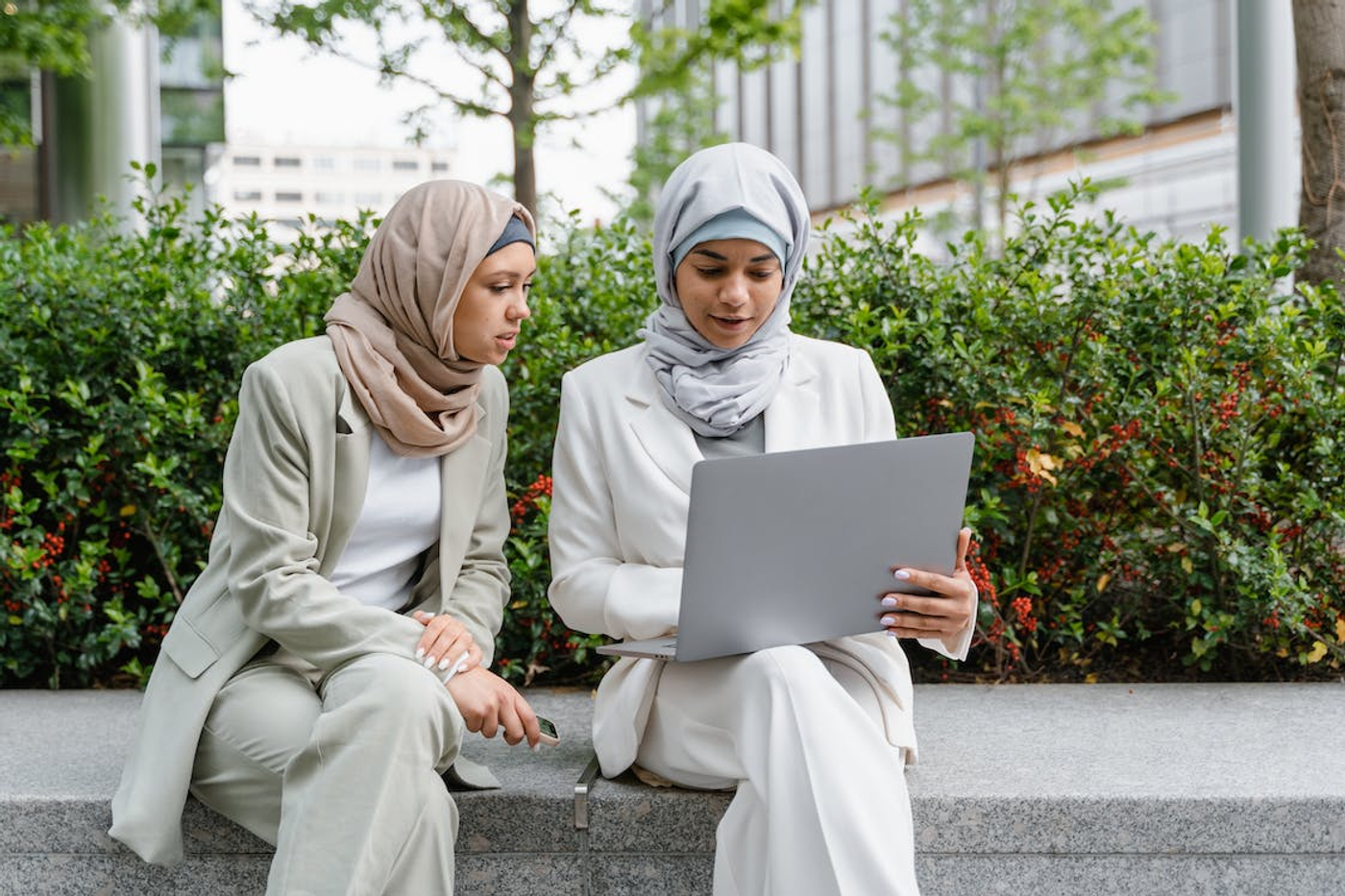 Muslim Women Talking 