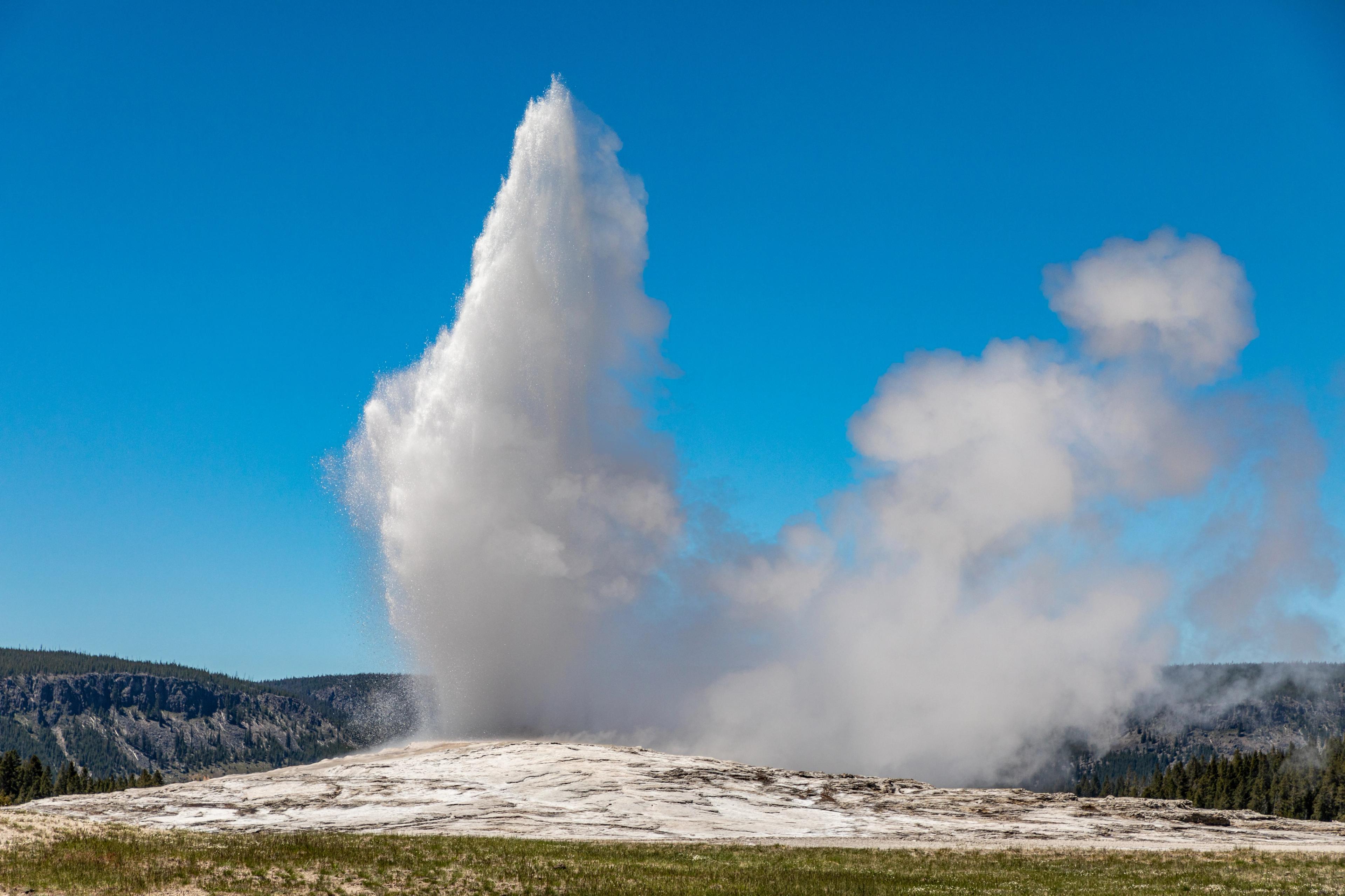 Yellowstone National Park (WY, USA), Old Faithful Geyser.