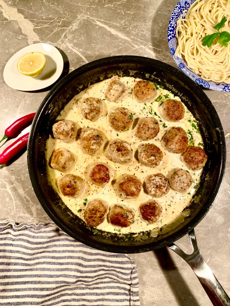 Kyllingeboller i cremet sauce