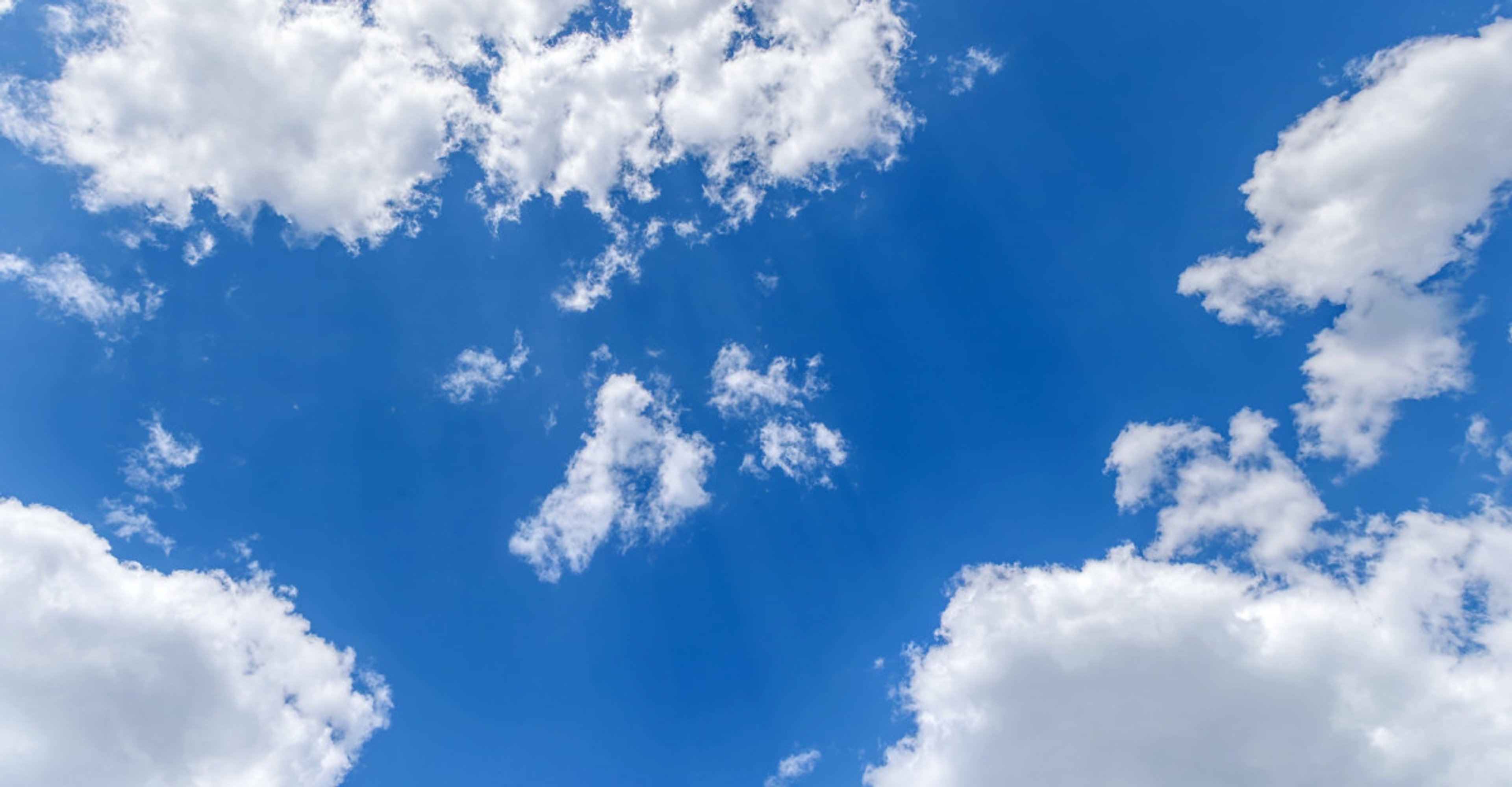 Blå himmel med hvite skyer