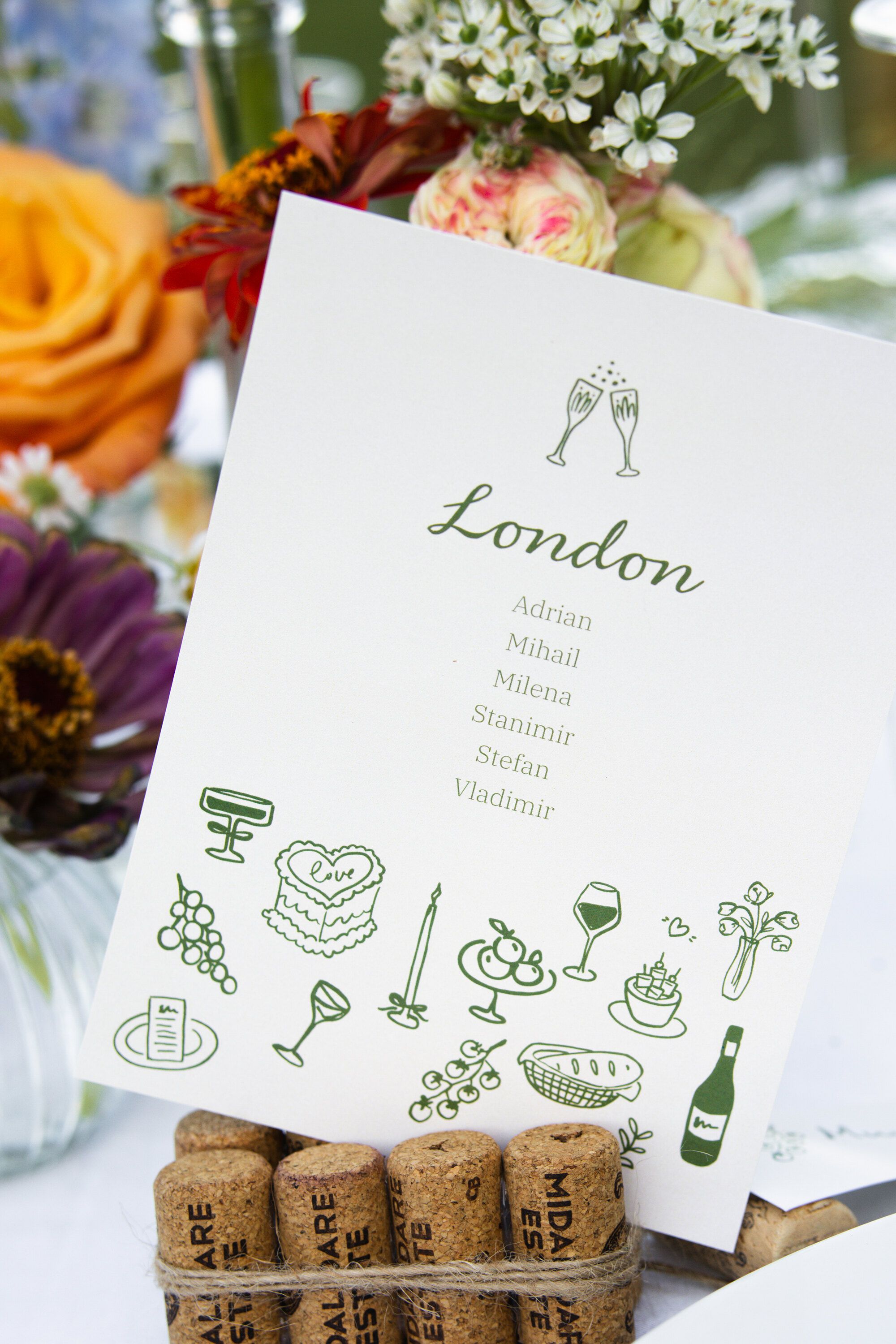 Картичка „London“ с имената на гостите на масата сред цветя