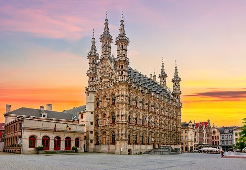 Das Rathaus im Zentrum von Leuven bei Sonnenuntergang, Belgien