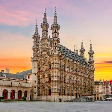 Das Rathaus im Zentrum von Leuven bei Sonnenuntergang, Belgien