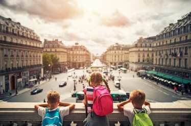 Paris - Kids looking out