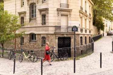 Brand image - Paris street angle - woman walking 