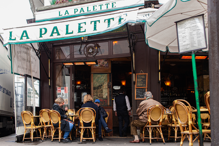 Pariser café im Früling