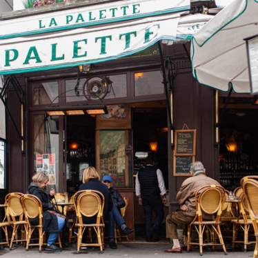 Pariser café im Früling