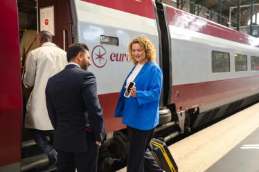 Train - Customers at the station - Boarding