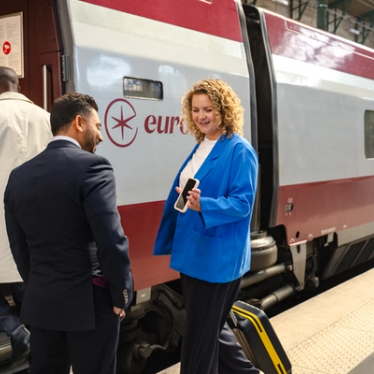 Train - Customers at the station - Boarding
