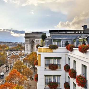 Stilvolles Hotelzimmer in Paris mit Blick auf den Arc de Triomphe – erleben Sie Eurostar Pauschalreisen mit Zug und Hotel in einem Schritt.