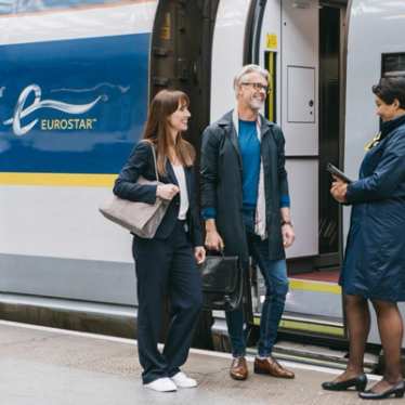 A Eurostar colleague speaks to passengers.