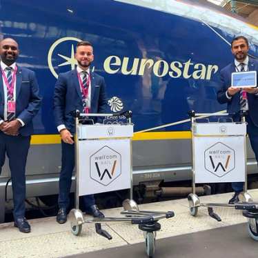 Eurostar-trein op het perron met een Well'Com-bord en een speciale bagageservice