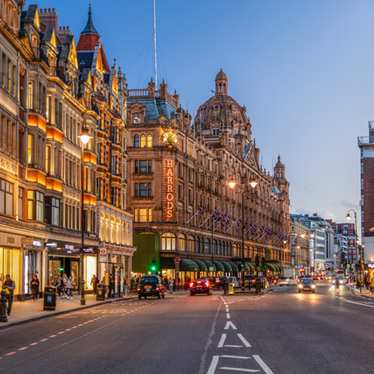 Het warenhuis Harrods in Knightsbridge bij zonsondergang