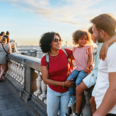 Eine Familie genießt einen entspannten und fröhlichen Abend in Brüssel und bewundert gemeinsam die Stadtansicht nach eine schnelle und bequeme Reise mit dem Eurostar-Zug..