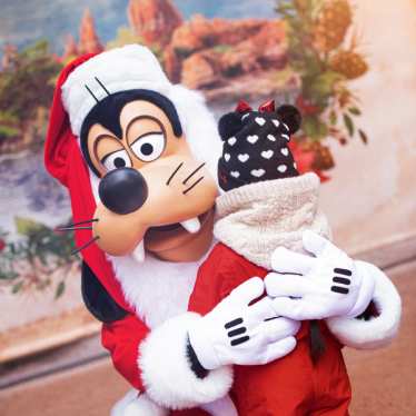 Goofy dressed as Santa in Disney Paris