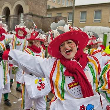 Femme qui sourit au carnaval à Cologne