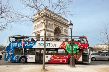 Tootbus Paris infront of the Arc du Triomphe