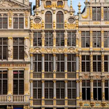 Eine Nahaufnahme der komplizierten Fassaden der Gebäude auf dem Grand Place in Brüssel. Die kunstvollen architektonischen Details, darunter aufwendige Schnitzereien und vergoldete Akzente, unterstreichen die reiche Geschichte und Handwerkskunst der Gebäude aus dem 17.