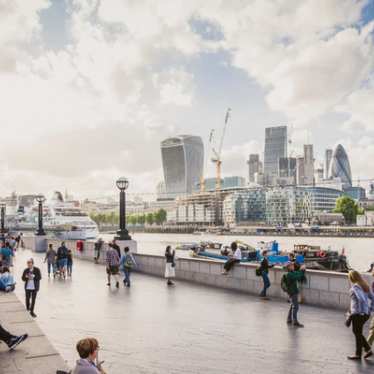 Eine lebhafte Szene an der Themse mit Blick auf die Skyline von London. Dank Eurostar schnell und bequem in der britischen Metropole ankommen und die Stadt erkunden.