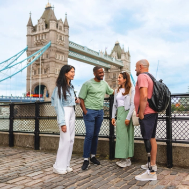 Freunde genießen einen entspannten Tag an der Tower Bridge – dank Eurostar ganz einfach aus Deutschland nach London reisen.