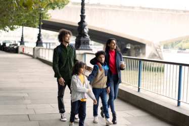 London - family - walking along the Thames - Delta