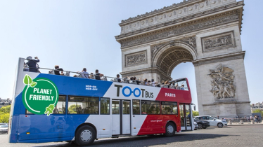 Tootbus driving past the Arc de Triomphe 