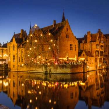 Bruges la nuit et à Noël avec les lumières se reflétant dans le canal