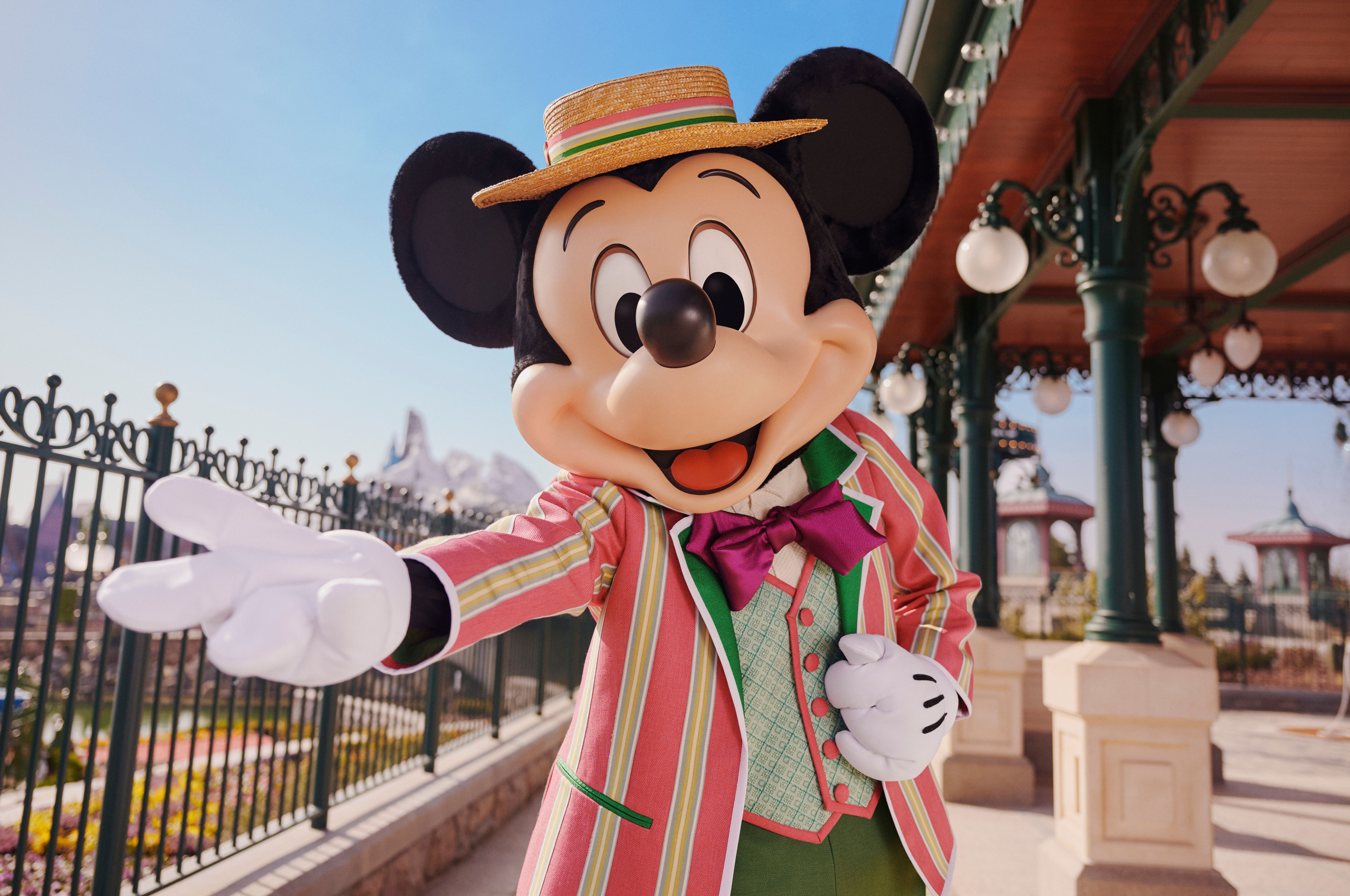 A picture of Mickey Mouse extending his hand towards the camera.