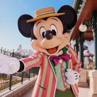 A picture of Mickey Mouse extending his hand towards the camera.