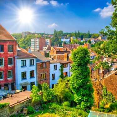 Une rangée de maisons en briques à Liège, Belgique