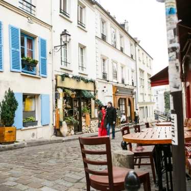 Paris - Montmartre - Cafe - Couple walking